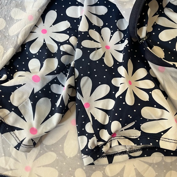 Women’s Lulu-B blue white daisy pull on skirt (skort)with built in shorts.Medium - Picture 6 of 14